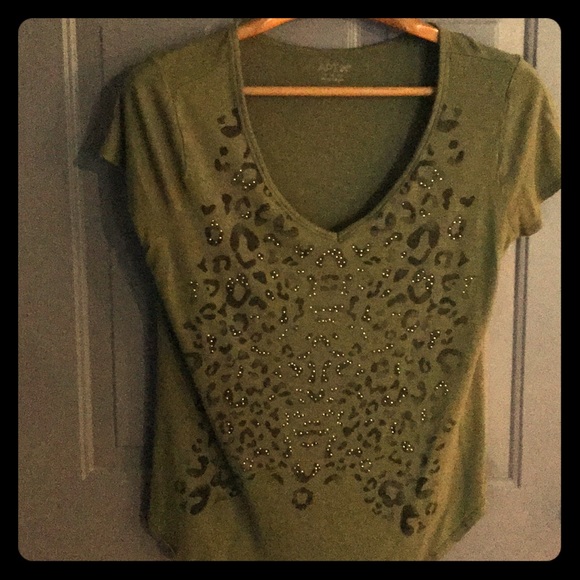Apt 9 v-neck leopard shiny tee - Picture 1 of 2